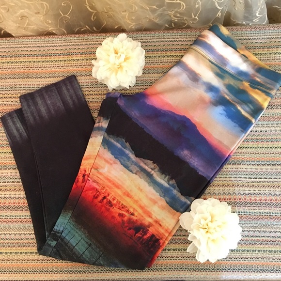 American Eagle Outfitters Pants - American Eagle Mountains Scene Leggings